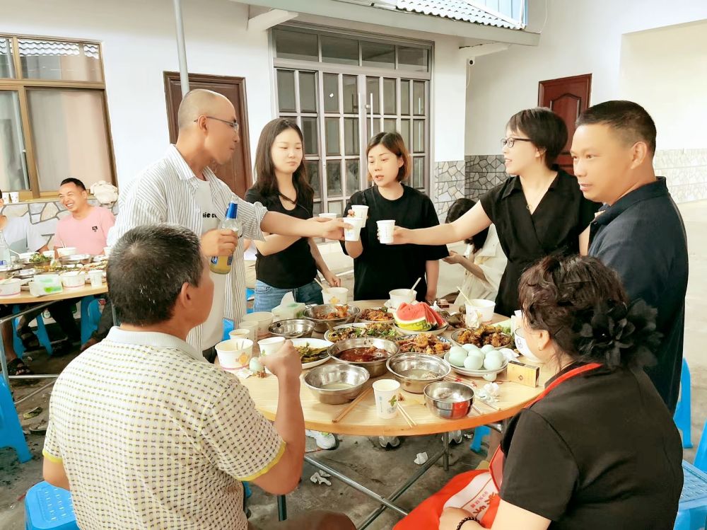 端午佳节即将来临之际 四川博水环保 主管开云电子-开云电子(中国)
 携节日礼品 ，向驻扎眉山工业园区开云电子-开云电子(中国)厂项目驻地员工，送上深切的慰问和关怀